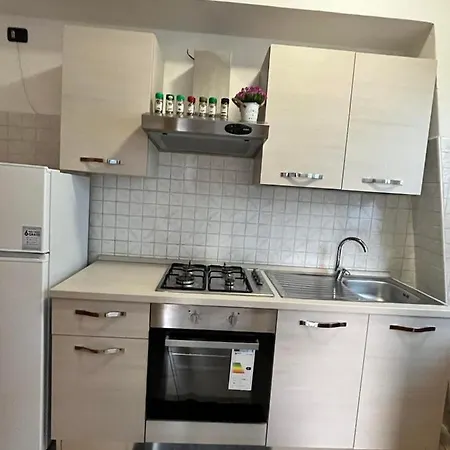 Spazioso Piano Terra Vicino Mare Apartamento *